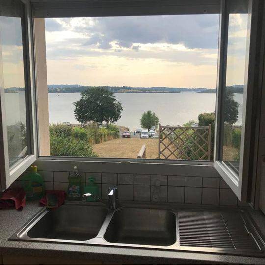 Location de vacances pour 6 personnes, avec vue sur le lac ainsi que vue et jardin à Salles-Curan - 2