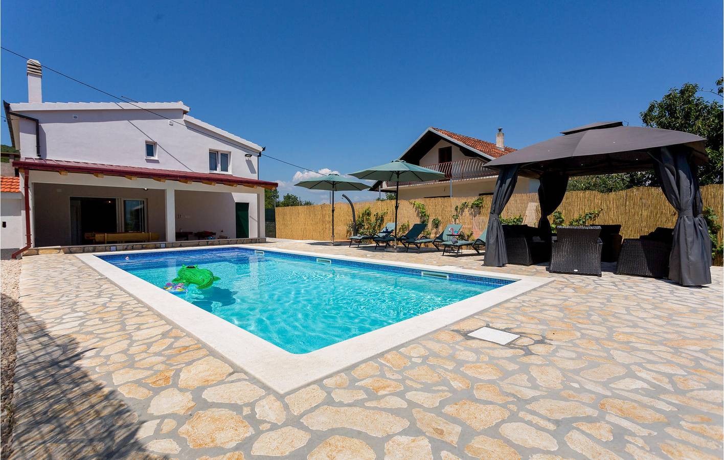Geräumiges Apartment mit einem Schlafzimmer, Pool und Terrasse in Makarska Riviera