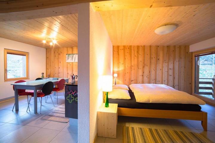 Gîte pour 2 personnes, avec vue ainsi que terrasse et jardin à Salvan - 2