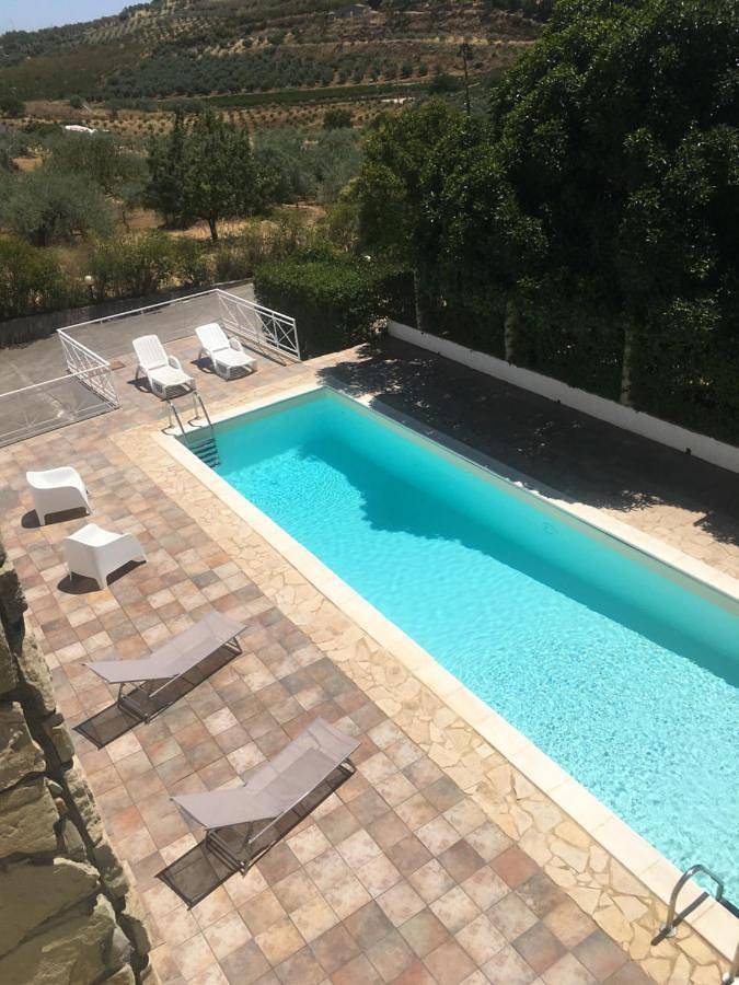Location de vacances pour 6 personnes, avec piscine et terrasse ainsi que vue et jardin à Mazzarino
