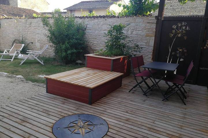 Gîte pour 2 personnes, avec terrasse et jardin dans Cuhon
