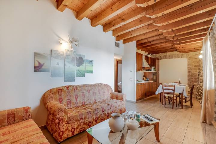 Agriturismo per 4 persone, con piscina e balcone nonché vista lago, adatto a famiglie con bambini in Padenghe sul Garda