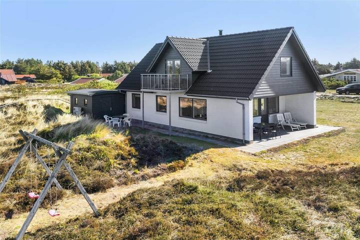 Feriehus for 6 personer, med Balkong og Jacuzzi i tillegg til Terrasse i Vorupør