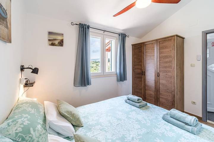 Nice little house with 2 pools (heated) and sea view in Škrip, Brac