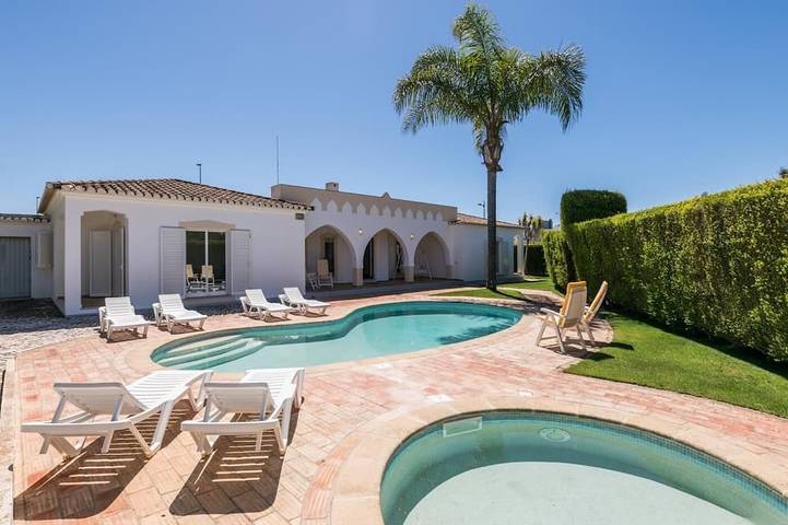 Villa para 8 pessoas, com jardim e piscina e ainda varanda - 1