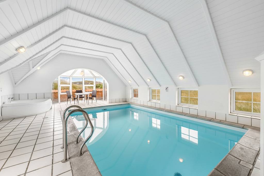 Eksklusivt poolsommerhus i Klegod, i første række til Ve­ster­ha­vet. in Ringkøbing, Holmsland Klit
