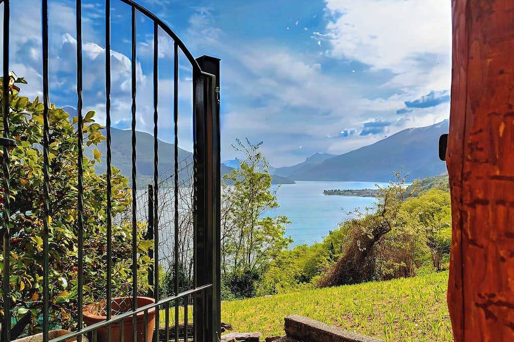 Entire apartment, Maranina holiday flat on Lake Como in Trezzone, Valtellina
