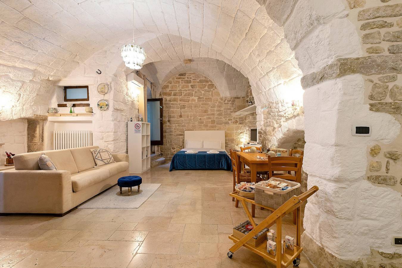 Casa Vacanze 'Charme Room Dimora D'incanto' con Wi-Fi e aria condizionata in Trani, Via Francigena