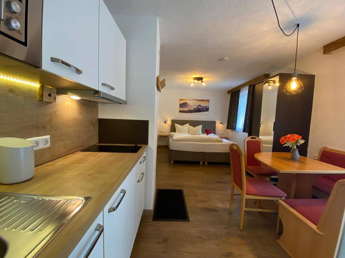 Pension Jagerhof - Sommercard Inkl - 5 Min zum Hochzeiger in Jerzens, Bezirk Imst