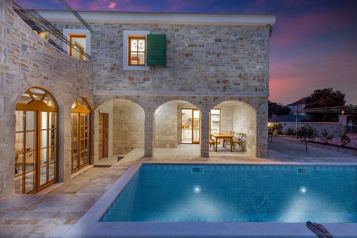 Villa pour 5 personnes, avec jardin ainsi que piscine et jacuzzi, animaux acceptés à Biograd na Moru - 4