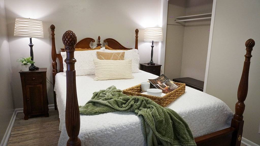 Sleeps 8, Pet-friendly, 1.5 miles from beach in St. Simons Island, Glynn County