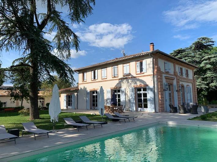 Location de vacances pour 2 personnes, avec Terrasse et Jardin ainsi que Piscine et Vue dans Lacourt-Saint-Pierre