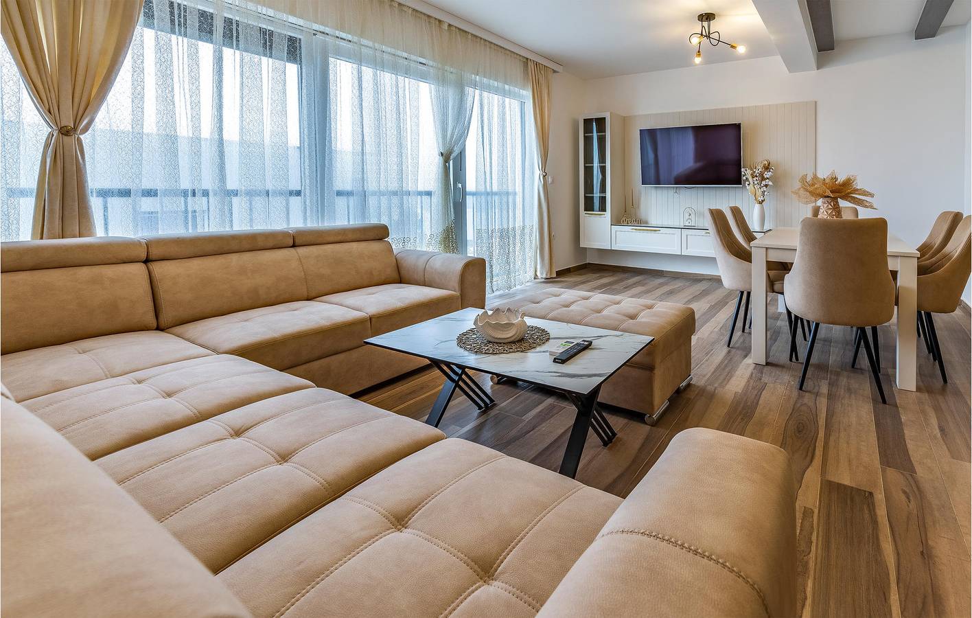 Ganze Ferienwohnung, Geräumige 2-Zimmer-Wohnung mit Terrasse, 2 km vom Strand Bijeca entfernt in Pula-Medulin, Pomer