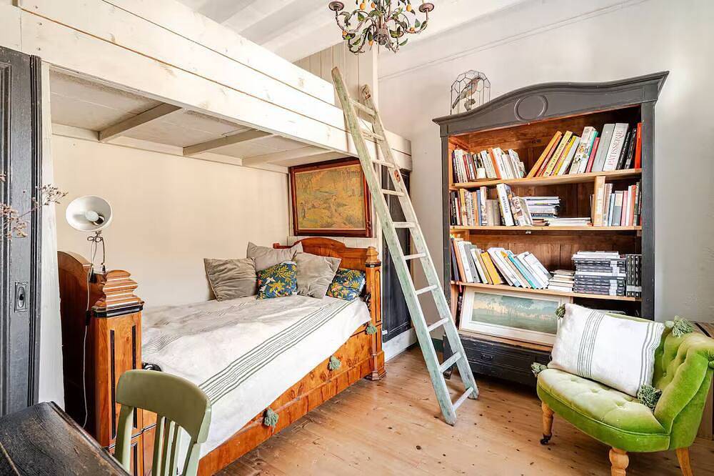 Cozy artist and fisherman cottage by the sea in St-Suliac village by Saint-Malo in Saint-Suliac, Región de Saint-Malo