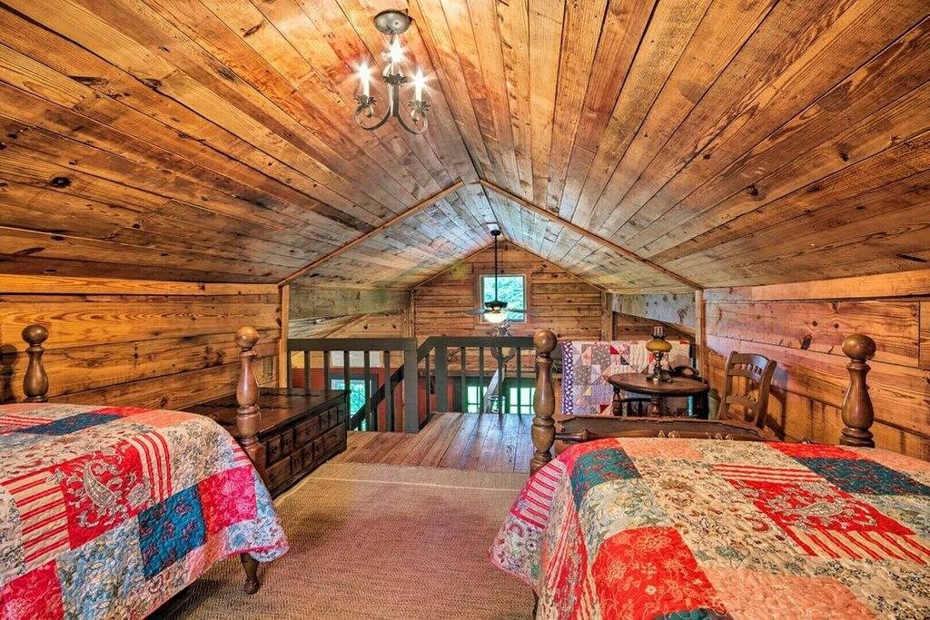 Neu! Historische Hütte in der Kleinen Schweiz mit Feuerstelle zu Dorf und Geschäften! in Blue Ridge Parkway, Little Switzerland