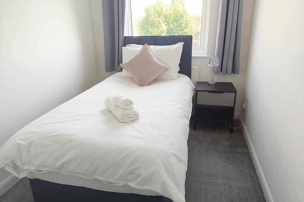 Spacious Monmouth House in Aylesbury: Ideal for Professionals and Large families in Aylesbury, Buckinghamshire