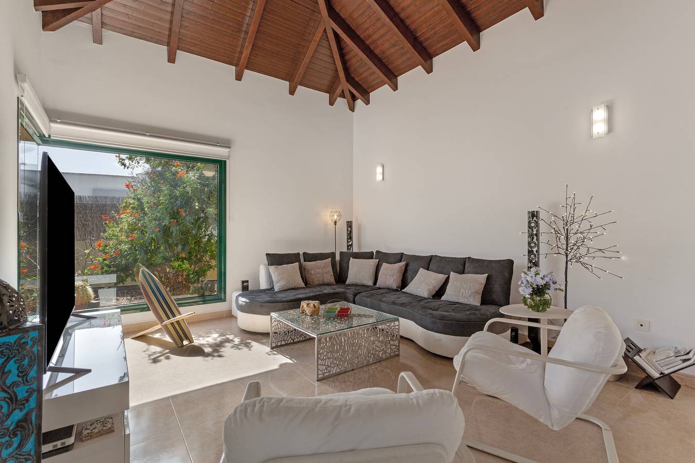 El Refugio Vacation Home with Mountain Views, Private Pool, and Wi-Fi in La Oliva, Fuerteventura
