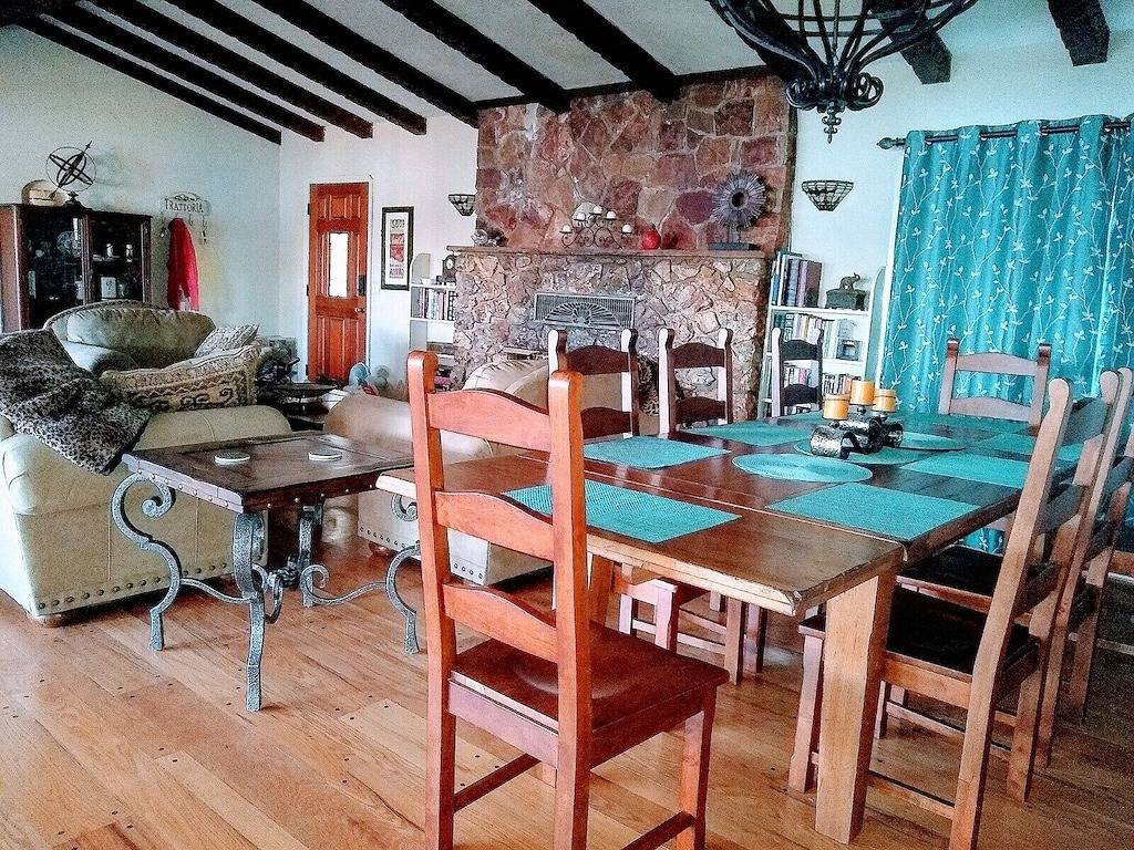 Stunning Lakefront, Huge Dock,2 Kayaks, Sleep 8, Prime fishing spot in California North Coast