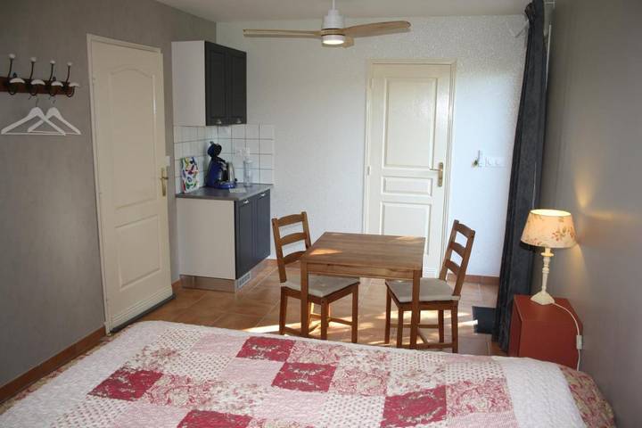 Location de vacances pour 2 personnes, avec jardin ainsi que vue et piscine à Rouffilhac - 2