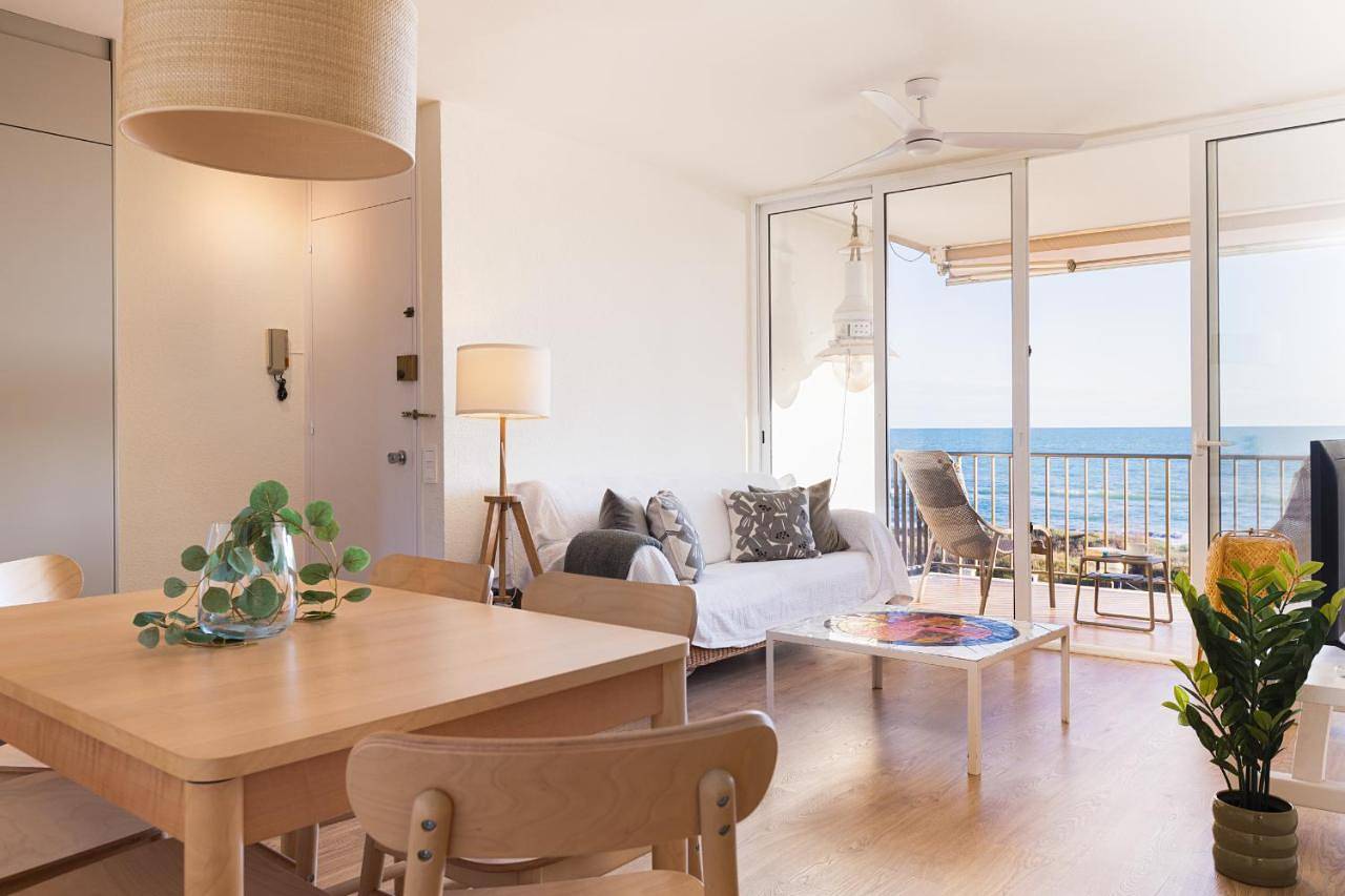 Appartement entier, Lets Holidays Beach front apartment in Gavà Mar, Pine Beach in Platja de Gavà (Gavà), Gavà