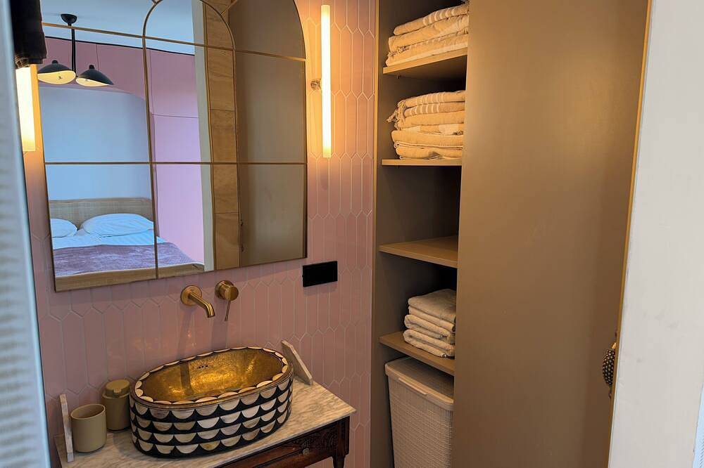 For 8 persons luxury detached waterfront Wellness villa with private pool and sauna. in Roelofarendsveen, Groene Hart