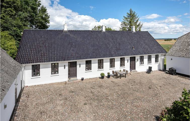 Ferieudlejning for 12 personer, med Terrasse i Assens