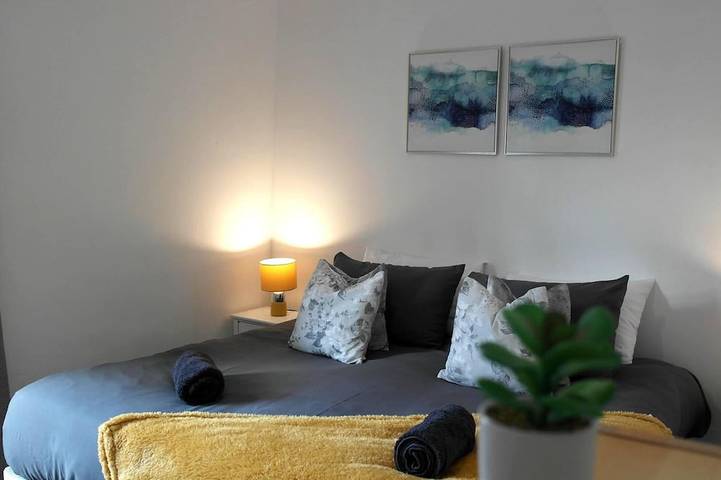 Avondale House, Newly Refurbished 3 bedroom house ,2 showers, near University in Lancaster, Lancashire