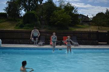Location de vacances pour 10 personnes, avec piscine et jardin à Piégut-Pluviers