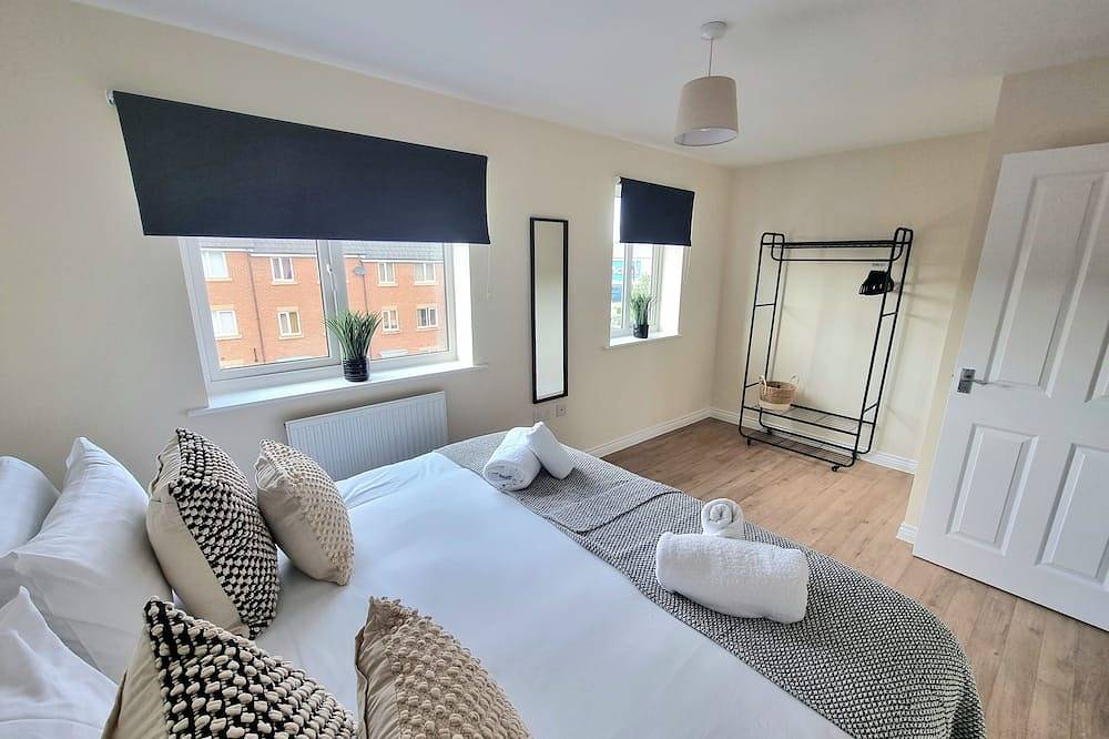 Welcoming 4-bedroom townhome with Wifi and parking in charming Rugby in Warwickshire