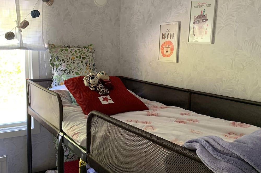 Gemütliches Ferienhaus mit großer Terasse, 8 min vom Meer entfernt in Havsskogen, Väddö