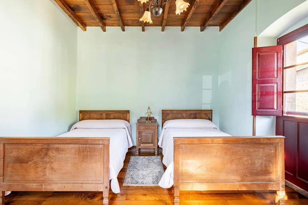 Casa muy amplia en el centro de Asturias in Candamo, Costa Verde