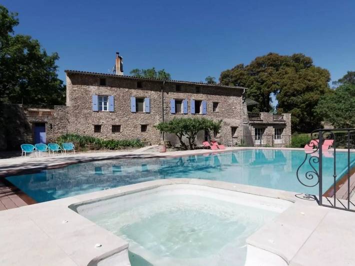 Gîte pour 4 personnes, avec Terrasse ainsi que Jardin et Piscine à Signes