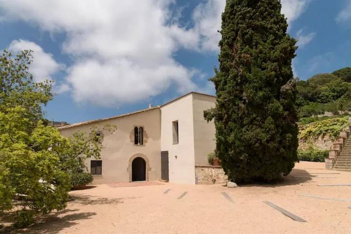 Ferienwohnung für 2 Personen, mit Terrasse und Garten sowie Pool und Ausblick in Alella