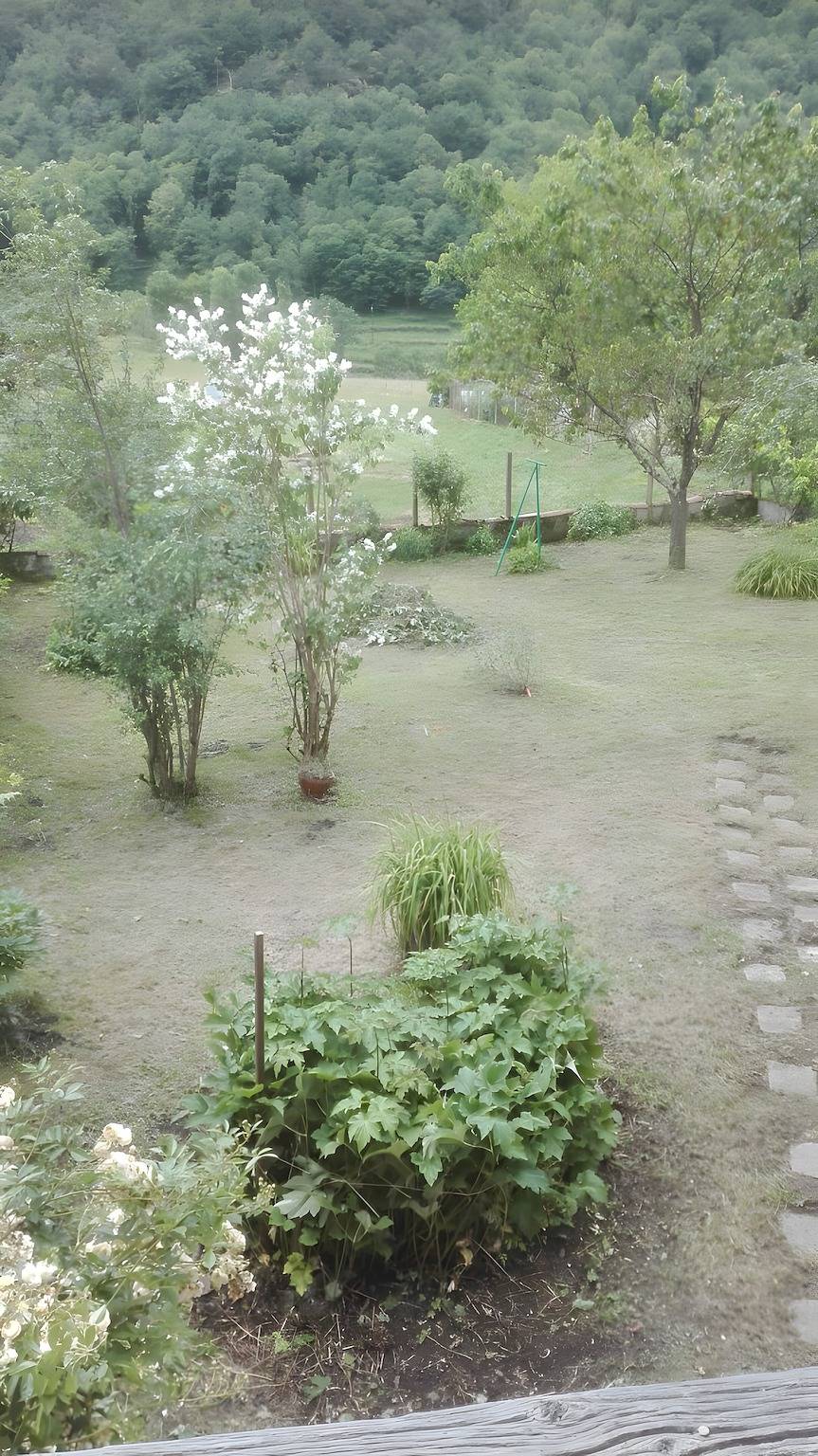 Maison typique de montagne avec vue, terrasse privée et jardin à Ercé in Ercé, Parc naturel régional des Pyrénées ariégeoises