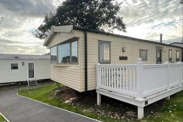 Chalet for 8 people, with terrace and pool as well as ocean view, with pets in Devon