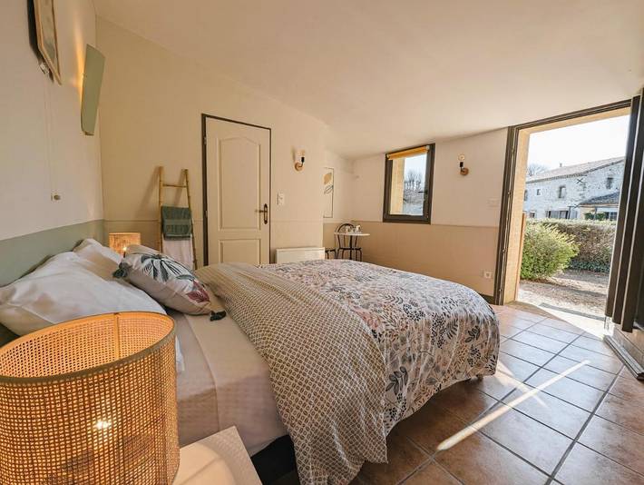 Gîte pour 2 personnes, avec terrasse ainsi que piscine et jardin à Saint-Geniès-de-Malgoirès - 3