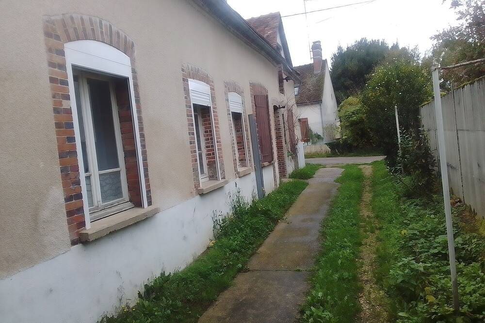 Appartement entier, Maison.Toute équipée. Calme et confort total. in La Celle-Saint-Cyr, Yonne