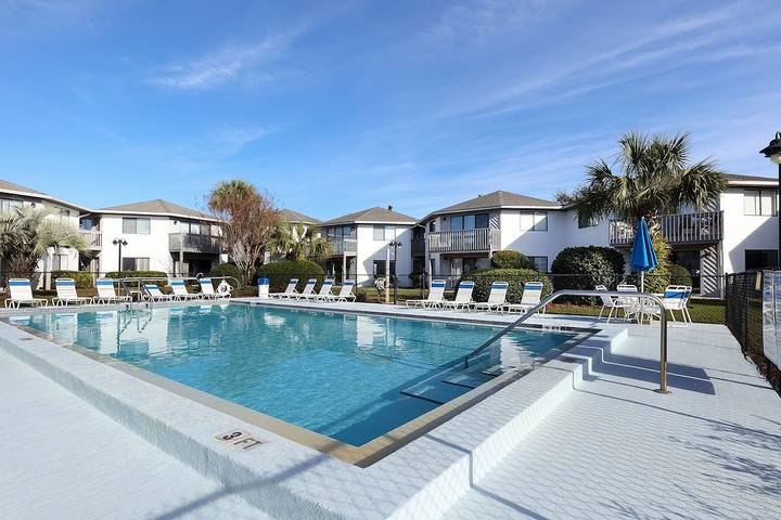 Villa for 6 people, with balcony and pool in Emerald Coast