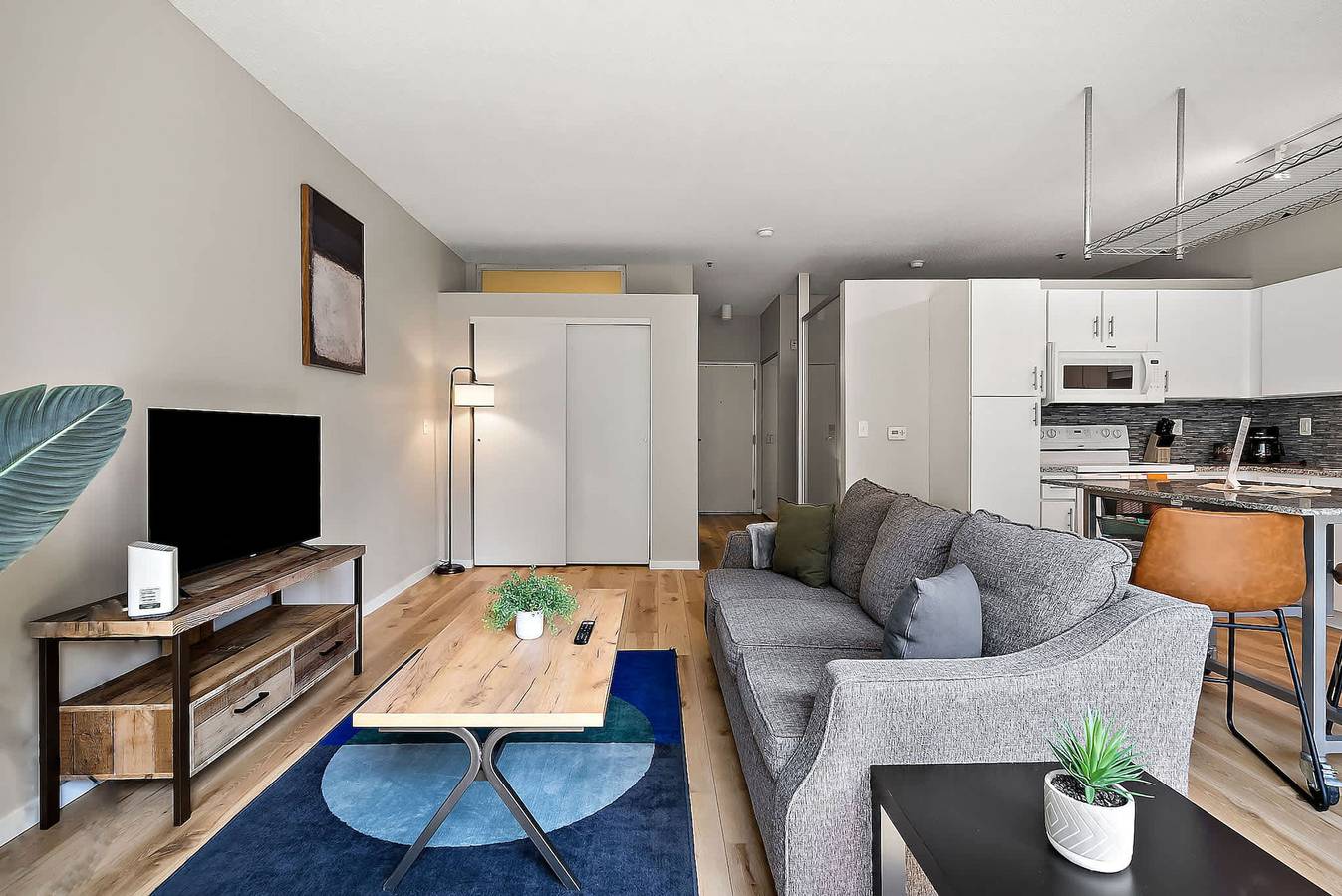 Entire apartment, Cozysuites Mill District with pool  gym  13 in Minneapolis, Twin Cities