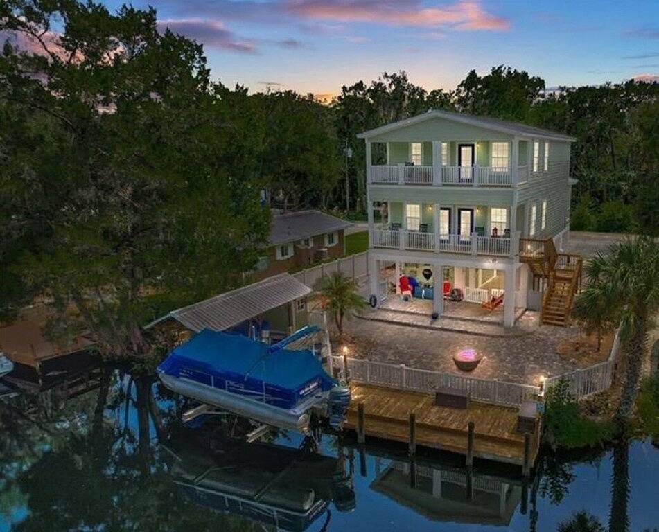 4 bedroom on deep water canal w/ boat dock. Ideal quiet location. 4 kayaks. in Homosassa, Citrus County