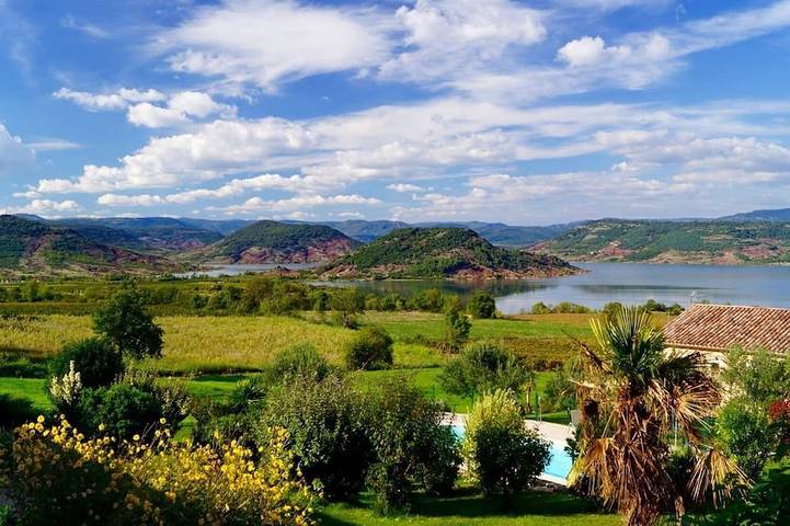 Location de vacances pour 4 personnes, avec Terrasse ainsi que Jardin et Piscine à Liausson