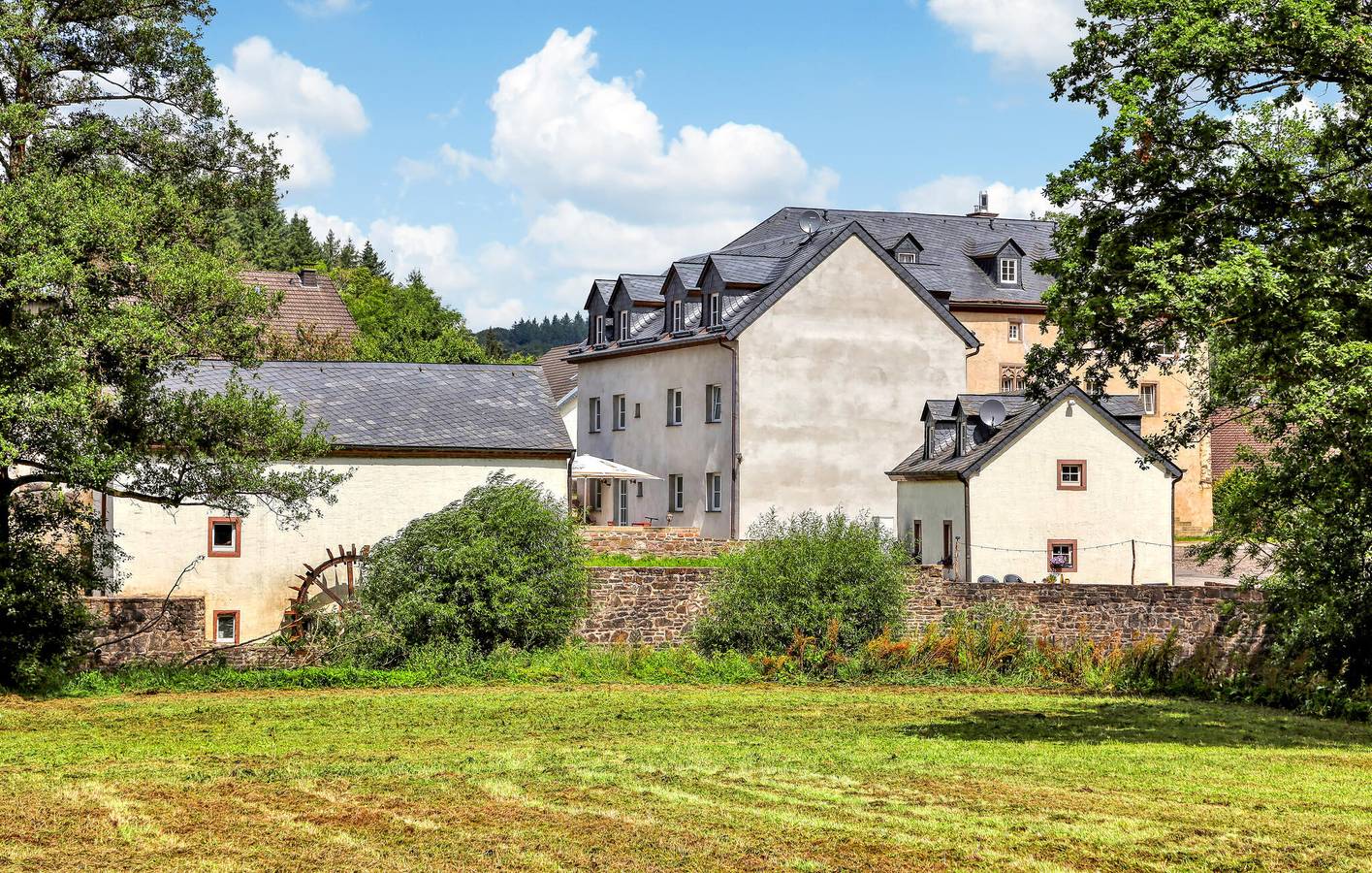 Ganze Ferienwohnung, Laarberg City Center Wohnung mit Sauna, Parkplatz & Terrasse in Irrhausen, Eifelkreis Bitburg-Prüm
