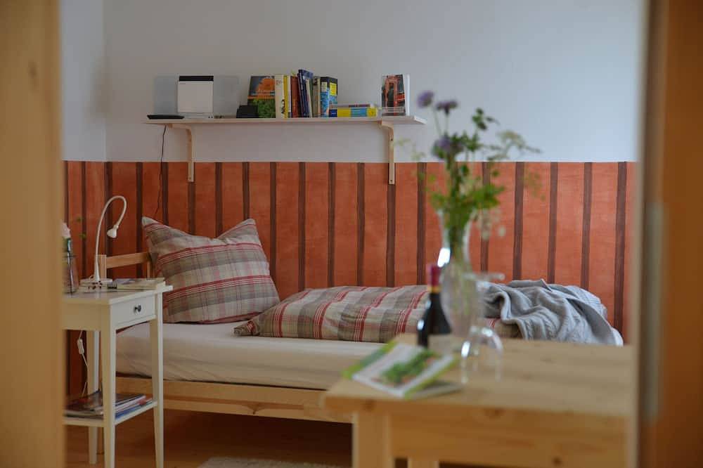 Ganze Wohnung, Kleine Vintage-Ferienwohnung für1-3Gäste, Außenpool, Sauna, Park, Natur, Ruhe in Pegau, Burgenlandkreis