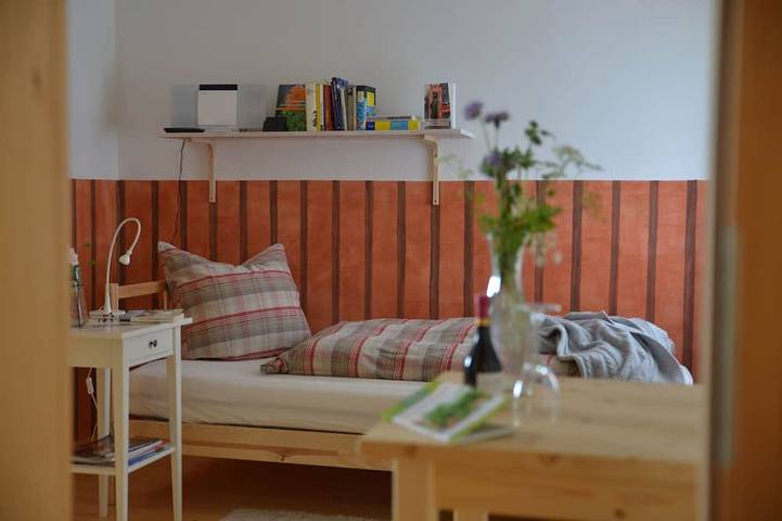 Ganze Wohnung, Kleine Vintage-Ferienwohnung für1-3Gäste, Außenpool, Sauna, Park, Natur, Ruhe in Pegau, Burgenlandkreis