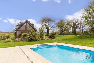 Gîte pour 4 personnes, avec terrasse ainsi que piscine et jardin dans la Manche