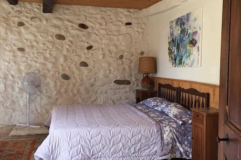 Séjournez dans une maison du Xvie siècle à trois étages dans la campagne provençale. in Mison, Région de Forcalquier