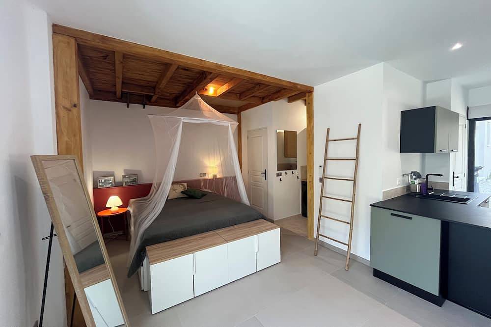 Entire apartment, Charming 37 M2 studio with small garden in Villeneuve les Avignon in Villeneuve-lès-Avignon, Nimes region