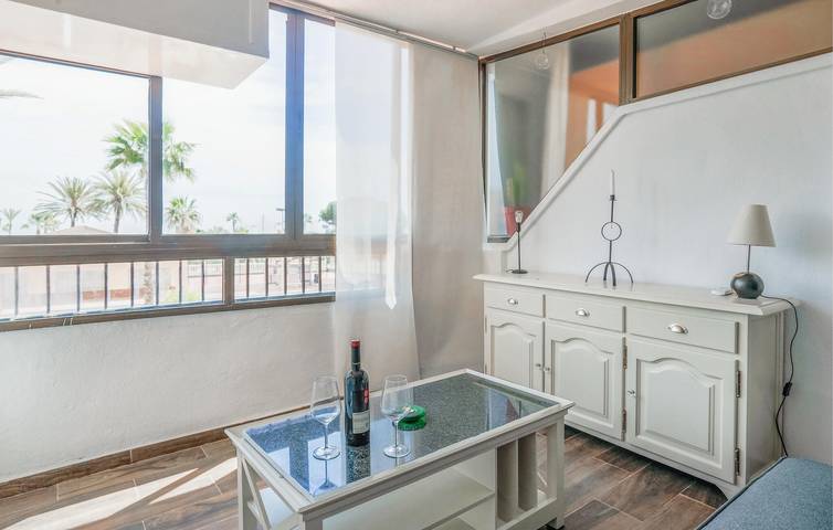 Apartamento vacacional entero, Acogedor apartamento en la playa con aire acondicionado, TV, WiFi y aparcamiento in Las Calas, Torrevieja