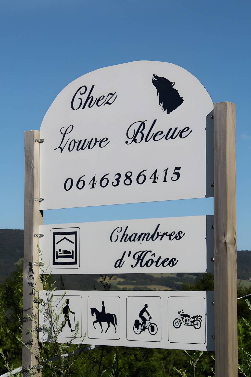 Bed and Breakfast 'Chez Louve Bleue - Côté Jardin' with Mountain View, Shared Terrace and Wi-Fi in Hotonnes, Nantua