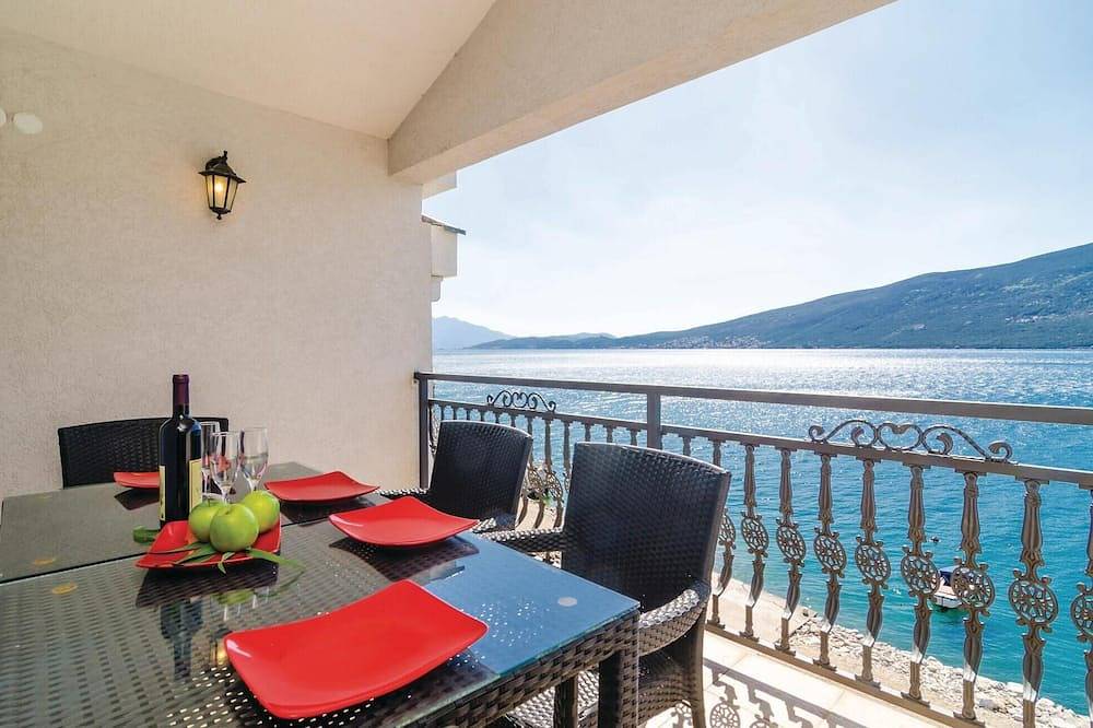 Entire apartment, Cozy apartment in Baosici in Baošići, Bay of Kotor
